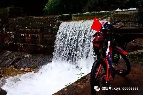LE SSERAFIM出发来台包紧紧!宫胁咲良性感露细腰 摄影机场认人